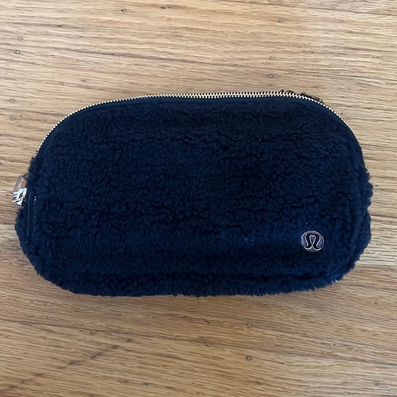NWT Black Lululemon Fleece Sherpa Everyday Belt Bag! - Picture 3 of 10
